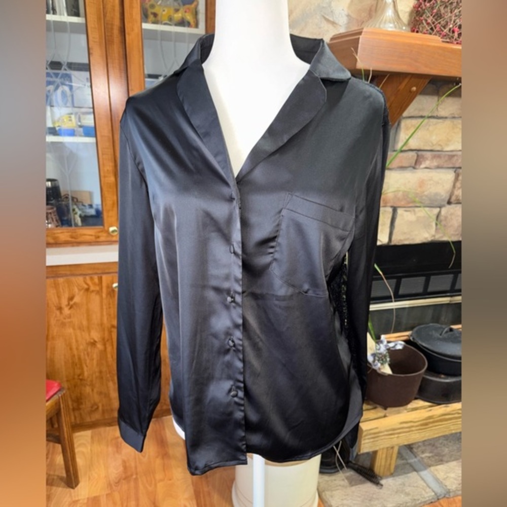 HEARTLOOM SIZE MEDIUM BLACK SATINY LOUNGE TOP WITH LACE SIDES. BUTTON UP EUC